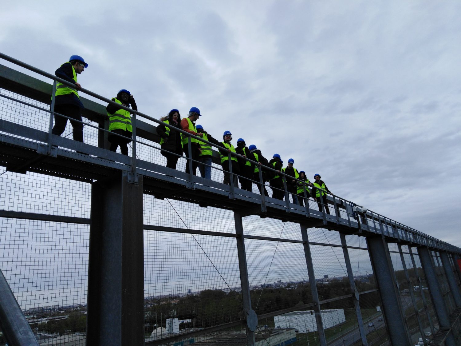 Les doctorant.e.s du projet européen INSPIRE visitant l'usine ASTRIA, sur une passerelle surplombant les installations de valorisation énergétique des déchets.