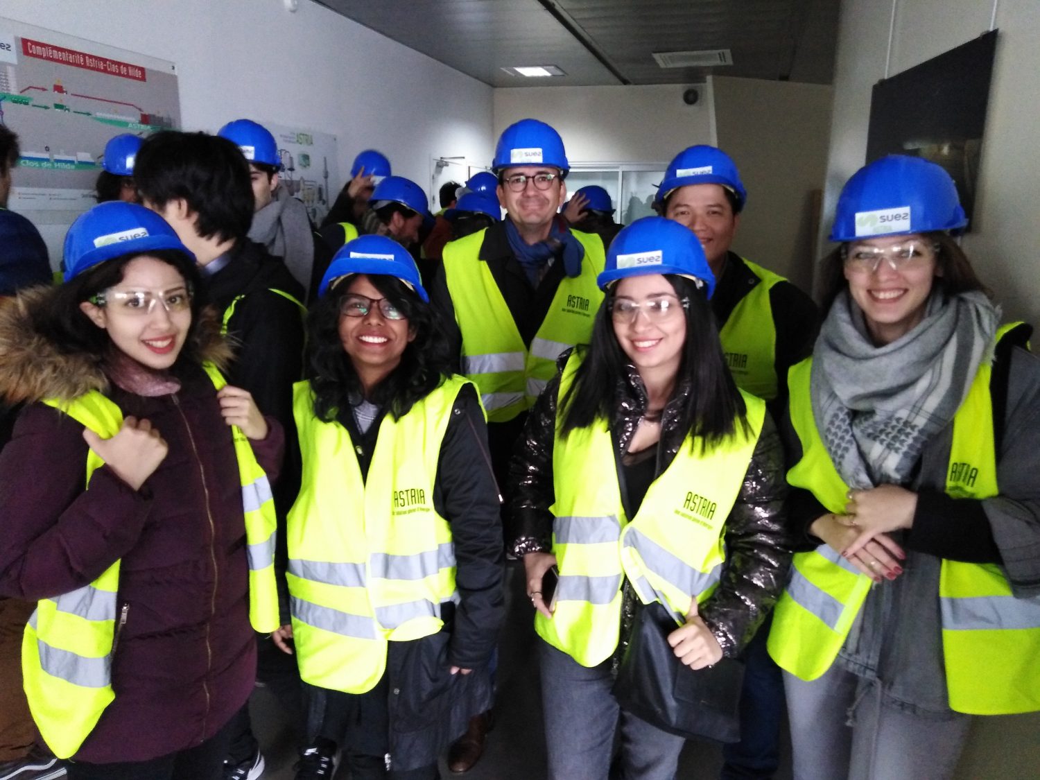 Les doctorants du projet européen INSPIRE coordonné par l'Université Paris Diderot sont en tenue de protection afin de visiter l'usine de traitement et de valorisation des déchets.